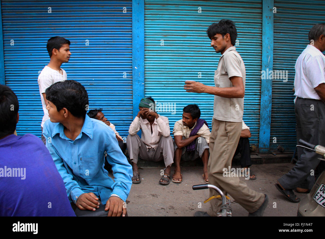 Gli uomini a piedi in una strada della Vecchia Delhi, India Foto Stock