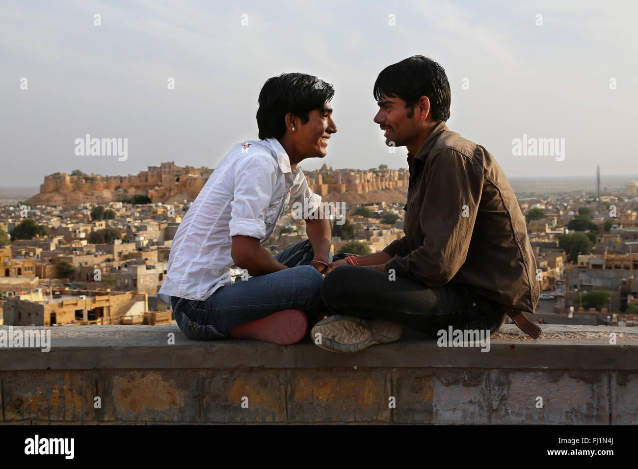 Due uomini sono alla ricerca di ogni altra in Jaisalmer , India Foto Stock