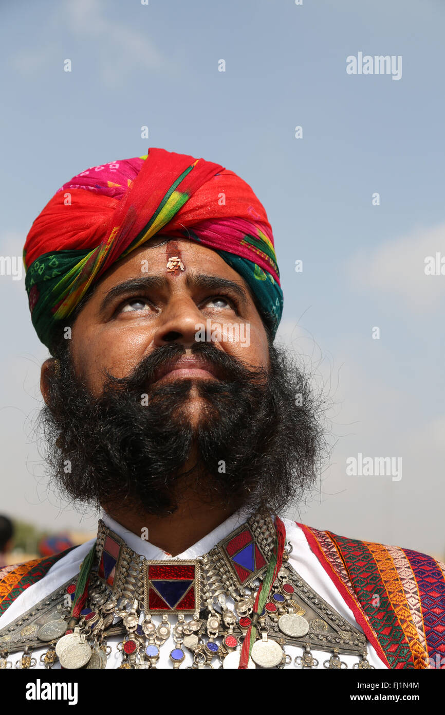 Ritratto di uomo con barba e turbante in Jaisalmer , Rajasthan, India Foto Stock