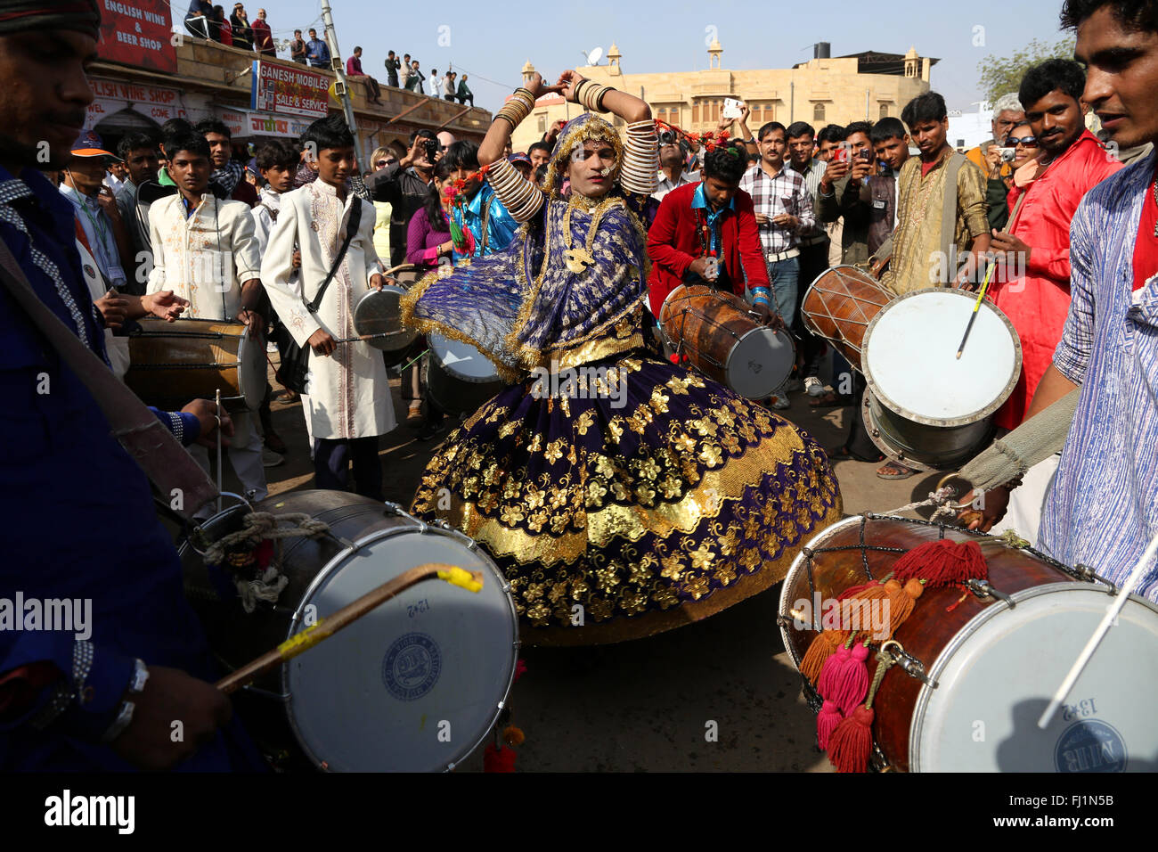Hijra transessuale donna makingg performance di danza in Jaisalmer , Rajasthan , India Foto Stock