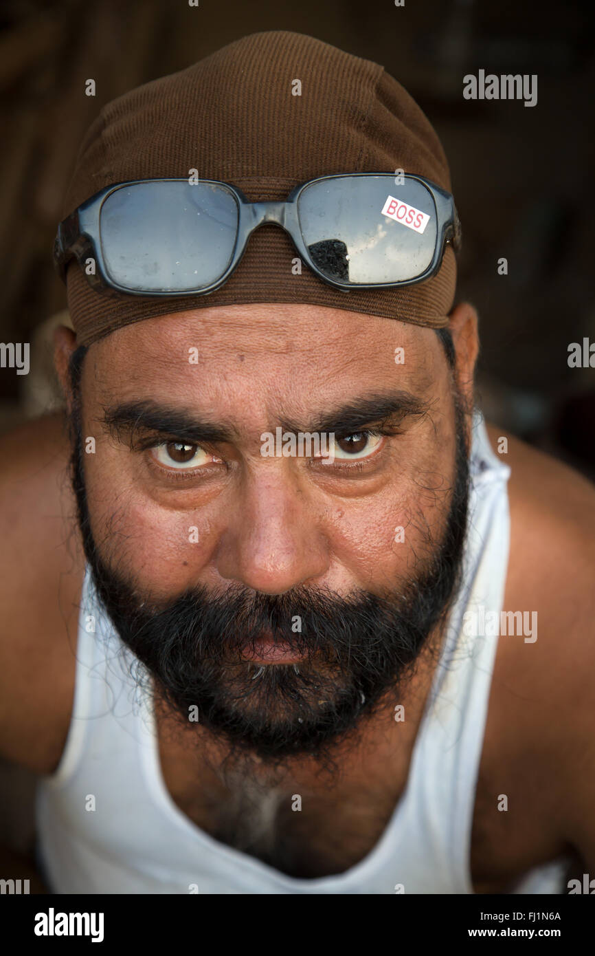 Uomo indiano con la barba e occhiali da sole con l'etichetta 'boss' scritta , Bhopal , India Foto Stock