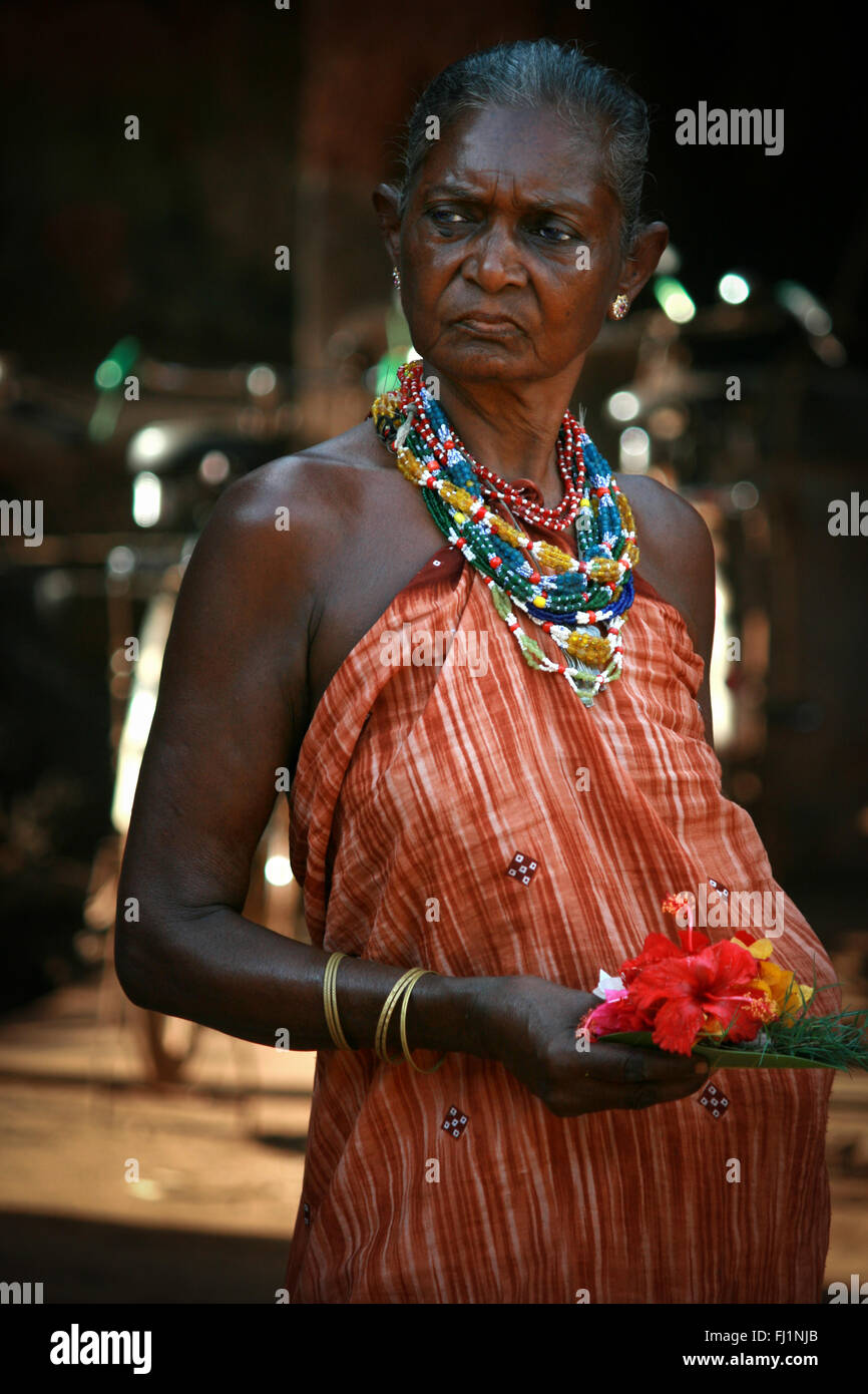 La donna nel mercato Gokarna , India, con abito tradizionale e collana Foto Stock