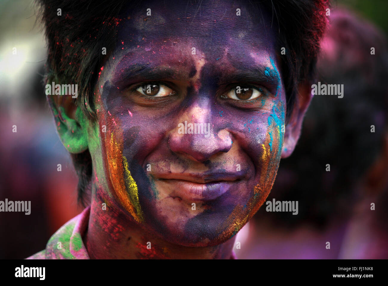 L'uomo coperto con Holi colori durante le celebrazioni in Hampi , India Foto Stock