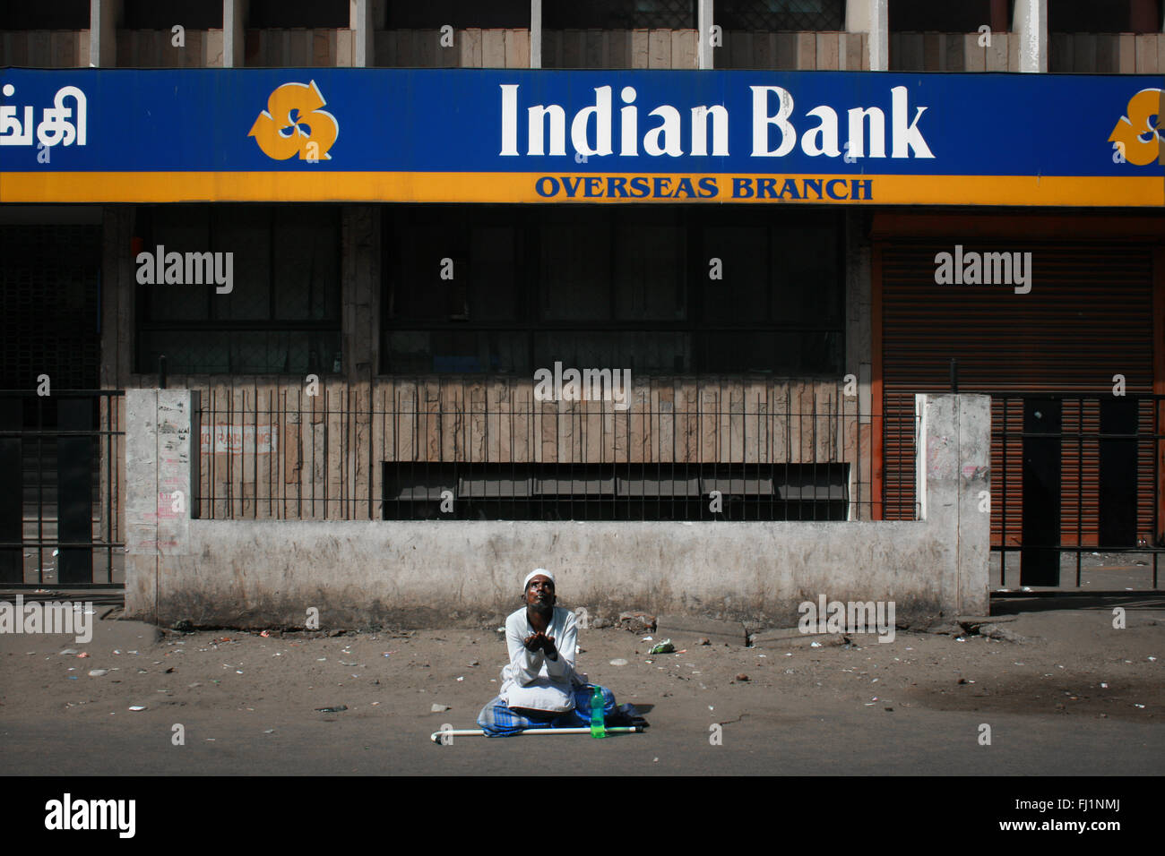 Beggar in strada anteriore della banca indiana a Chennai , India Foto Stock