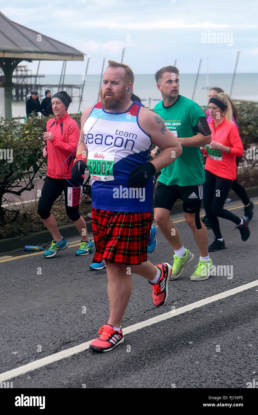 Kingsway, City of Brighton & Hove, East Sussex, Regno Unito. Brighton Mezza Maratona 2016 sul lungomare di Brighton. 28th febbraio 2016 Foto Stock