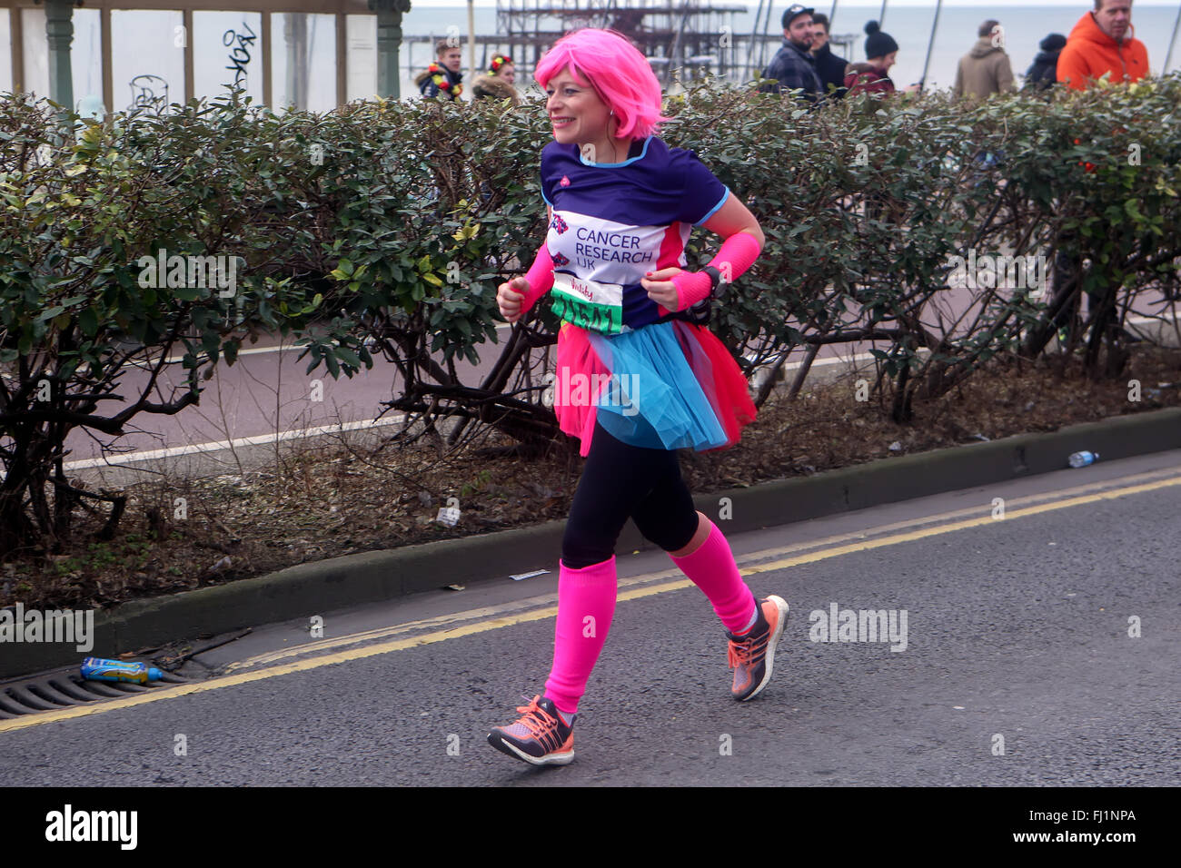 Kingsway, City of Brighton & Hove, East Sussex, Regno Unito. Brighton Mezza Maratona 2016 sul lungomare di Brighton. 28th febbraio 2016 Foto Stock