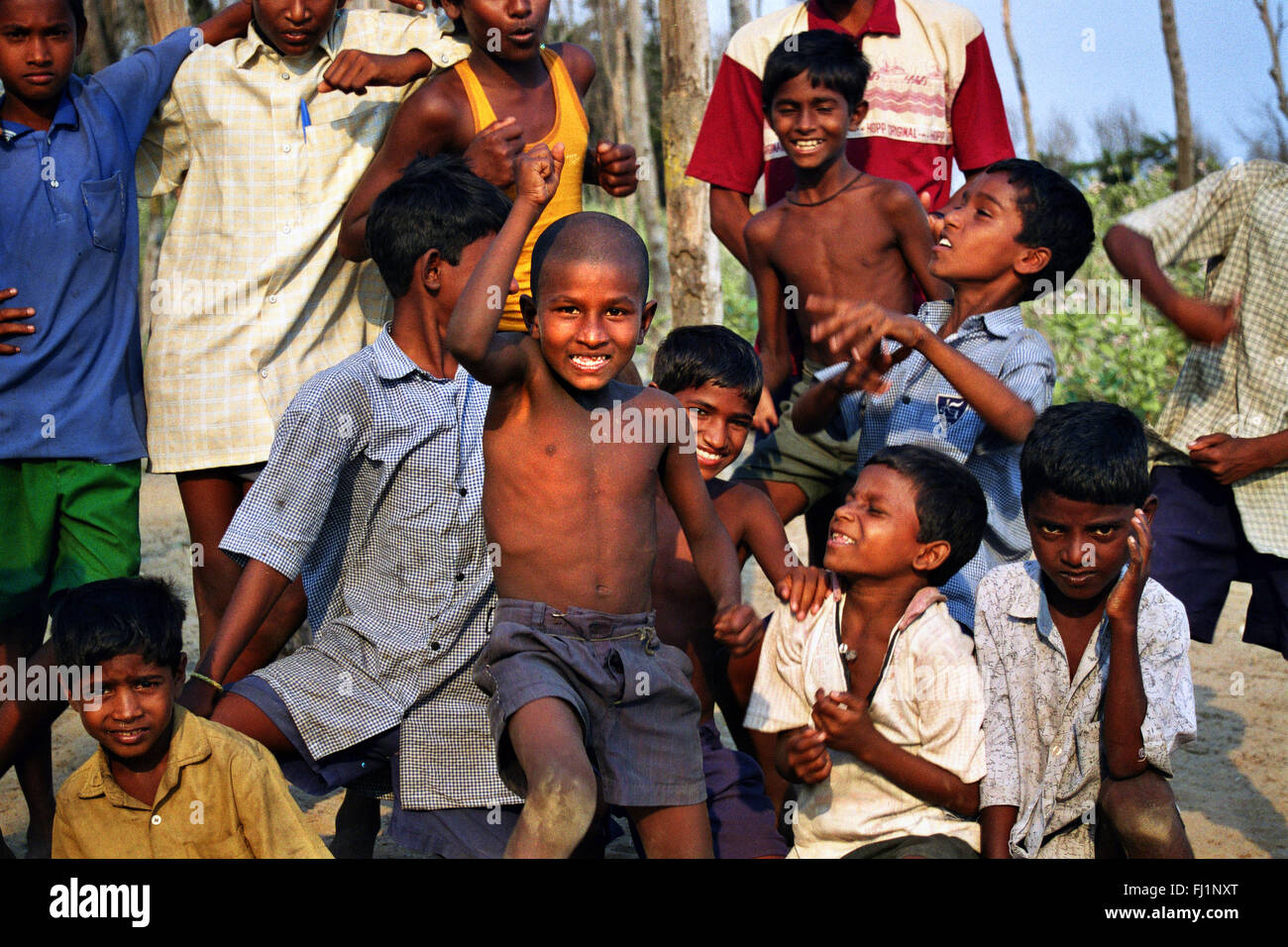 Leader il capretto con gruppo di bambini a Chennai , India Foto Stock