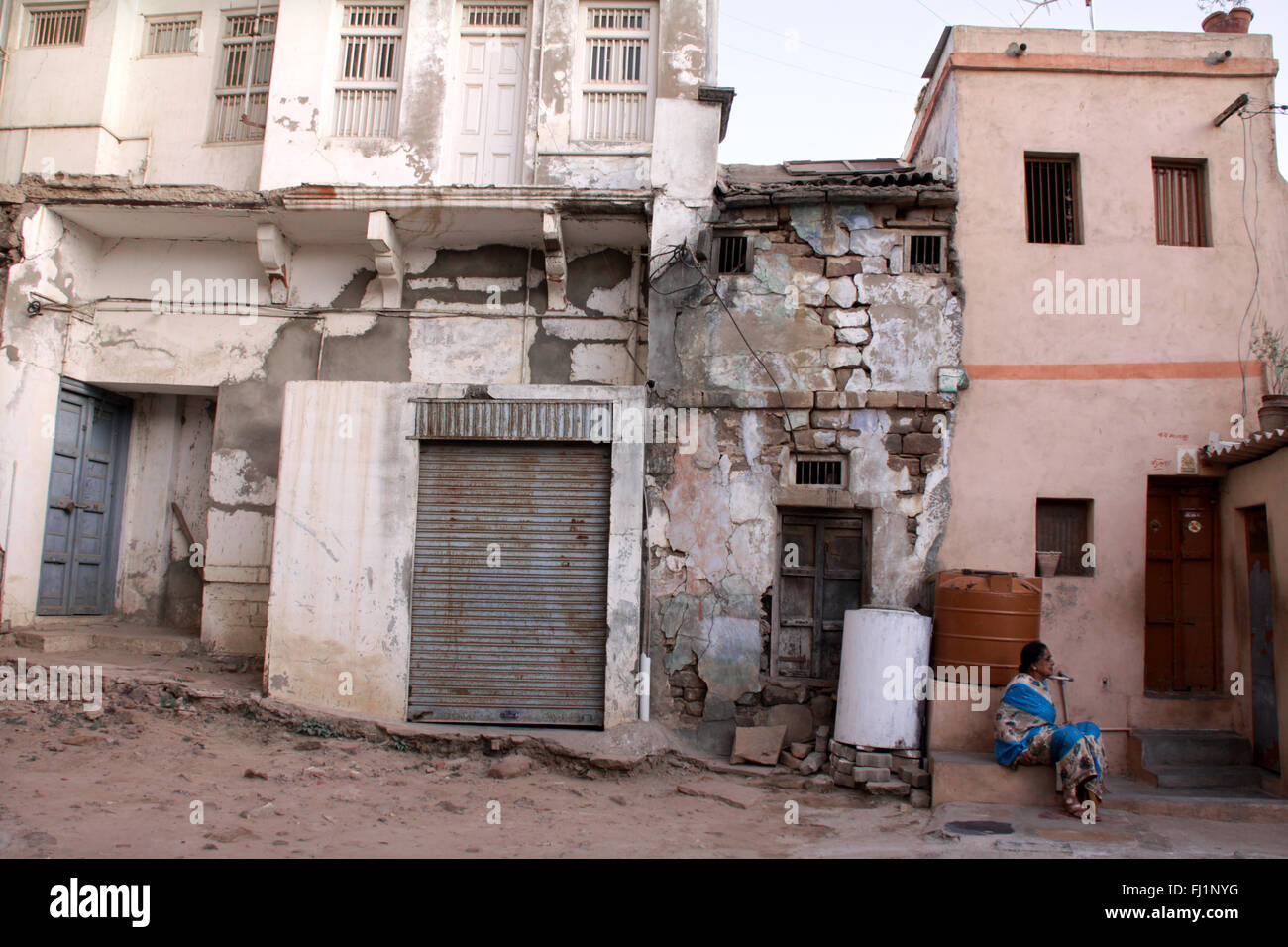 Vecchio fatiscenti case abbandonate in Bhuj, Gujarat - tracce di terremoto - India Foto Stock