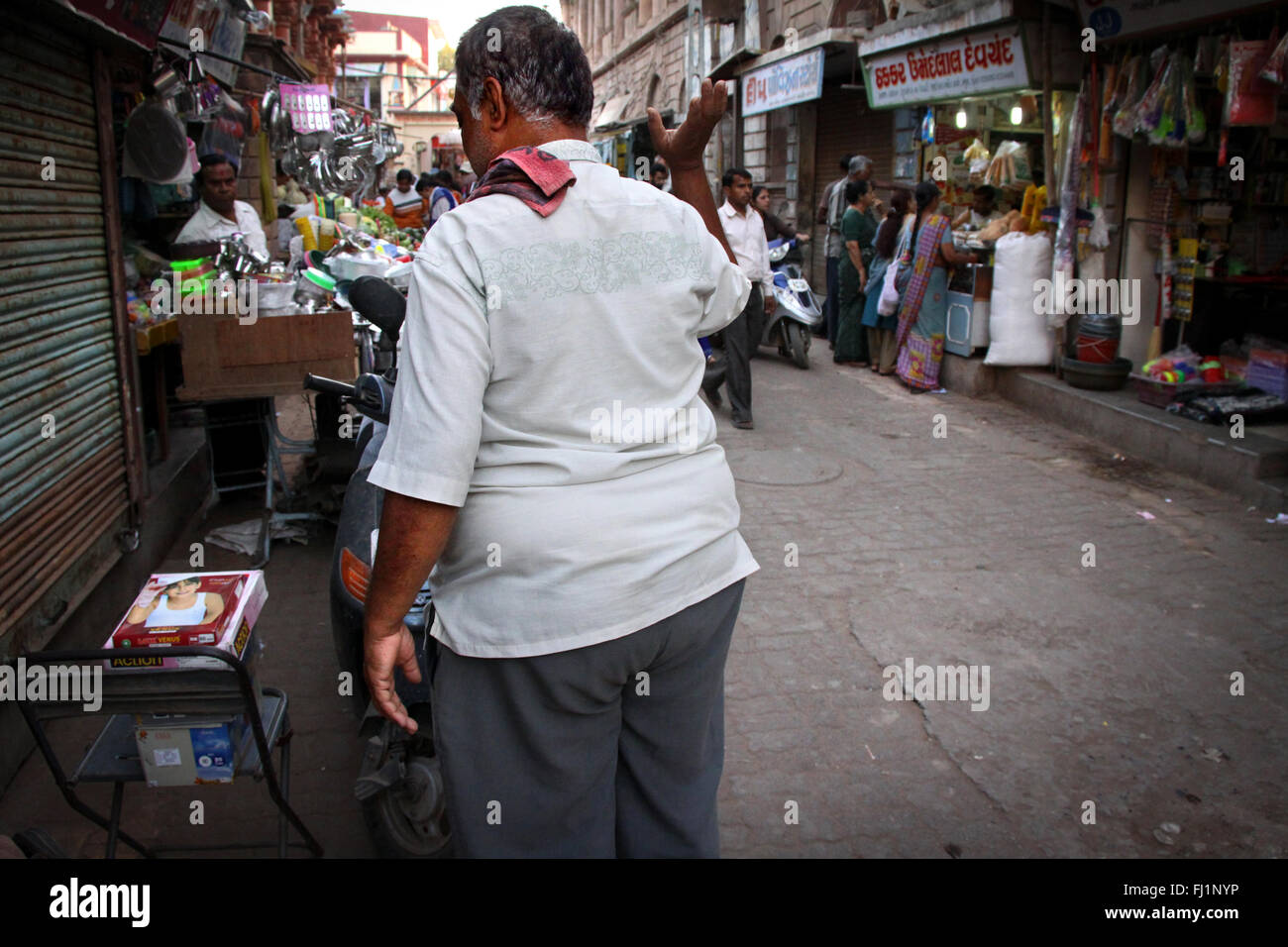 L'uomo girando intorno al rifiuto di scattare una foto in una strada di Bhij, Gujarat, India Foto Stock