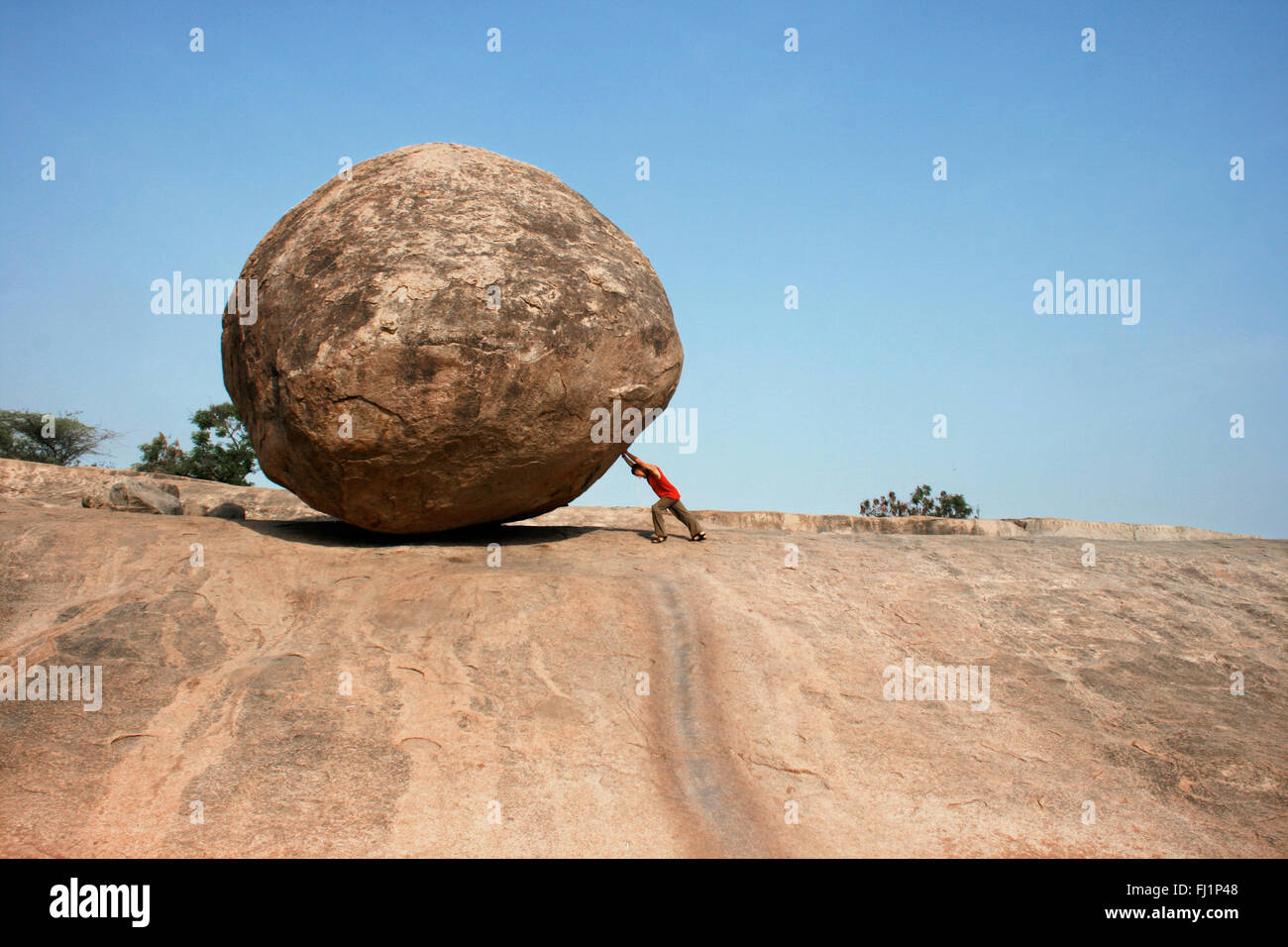 Krishna Butterball dell è un gigantesco masso di granito in appoggio su un breve pendio in Mahabalipuram, Tamil Nadu , India Foto Stock