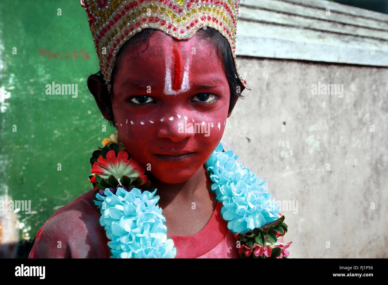 Kid coperto con colori come vestiti come dio indù per denaro - Pondichéry - India Foto Stock