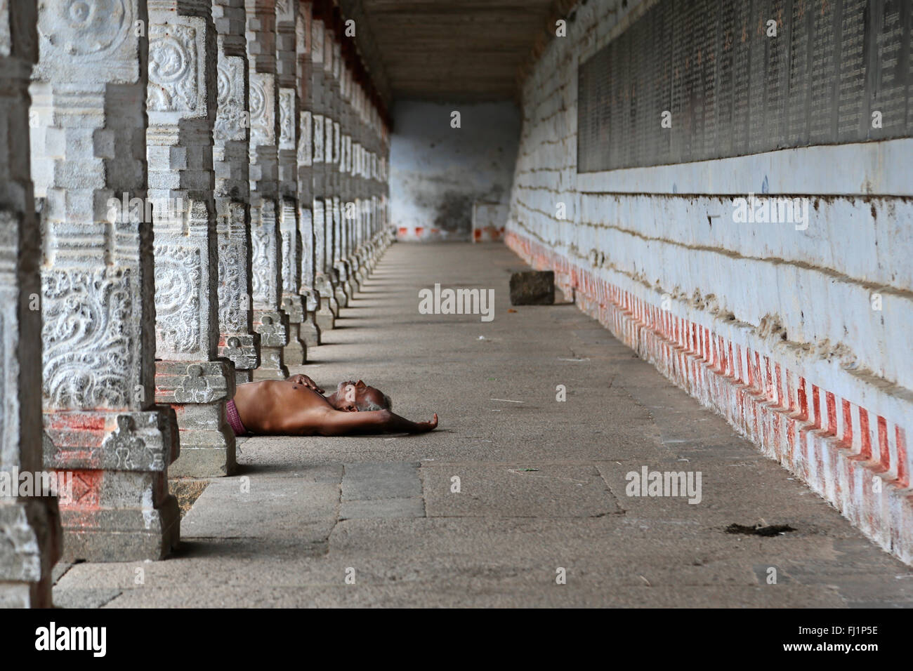 Un uomo dorme all'interno del Kapaleeshwarar tempio indù , Chennai , India Foto Stock
