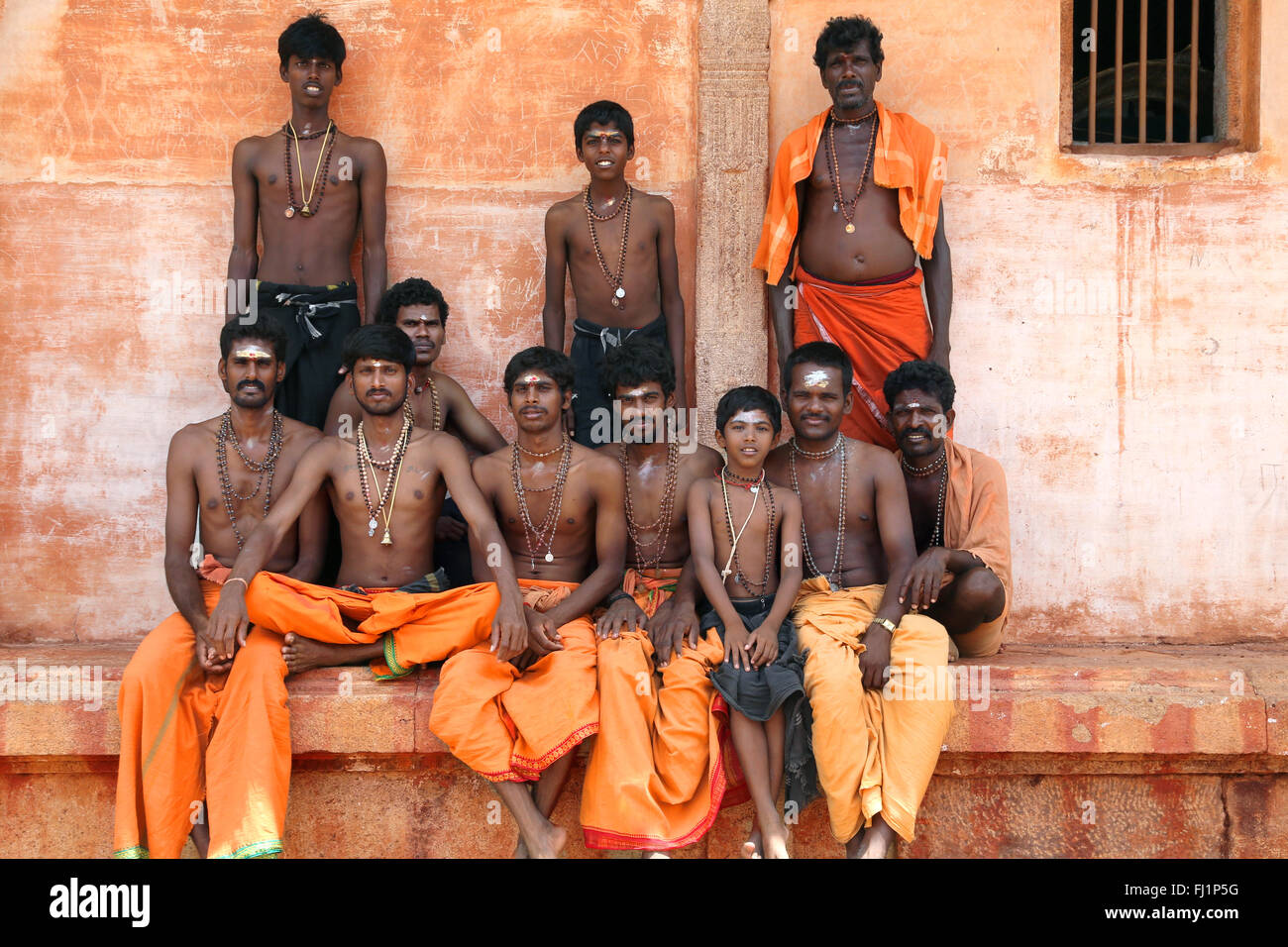Un gruppo di devoti del dio indù Ayyappan sono in posa all'interno del tempio Brihadeeswarar a Thanjavur Foto Stock