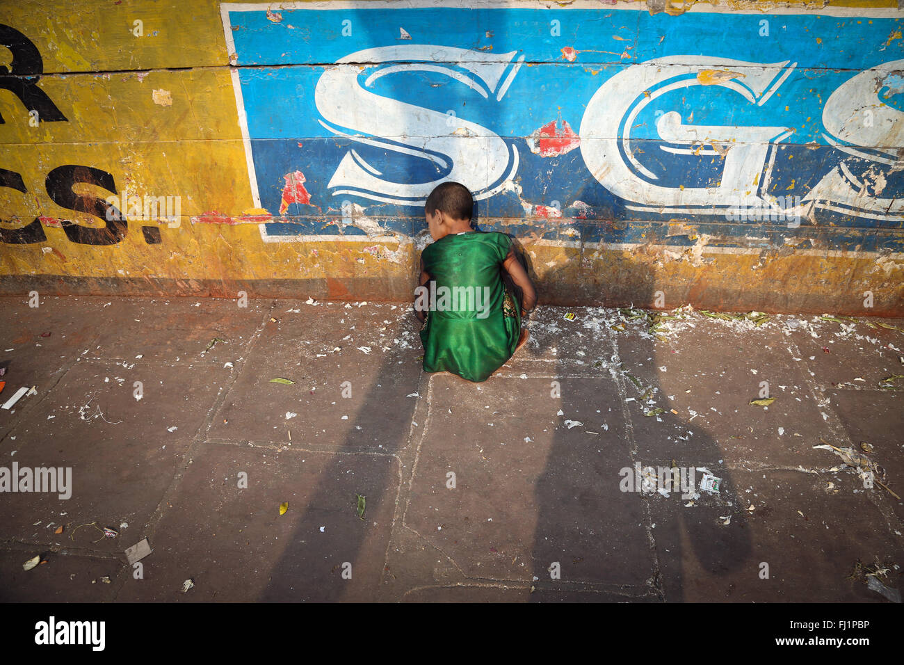 Bambino di strada /mendicante , girato da dietro, in Kolkata, India Foto Stock