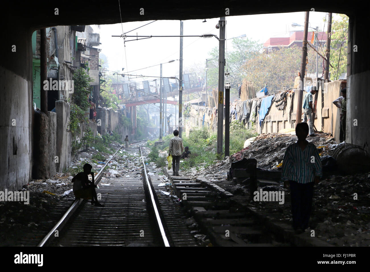 I binari del treno - area povera in quella di Howrah , India - paesaggio Foto Stock
