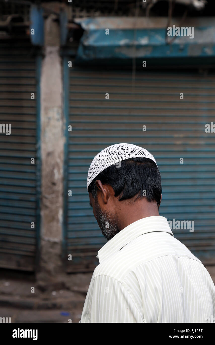 Uomo musulmano con islamica tradizionale hat cap (Taqiyah) in Kolkata Foto Stock
