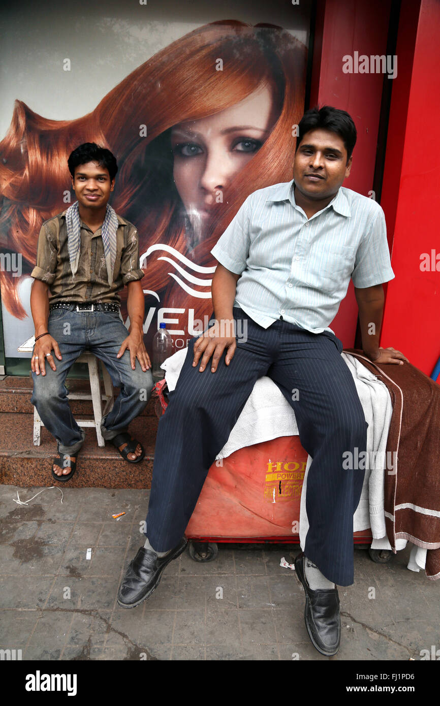 Due uomini sorridenti indossando tipici classica indiana vestiti alla moda per le strade di Calcutta Foto Stock