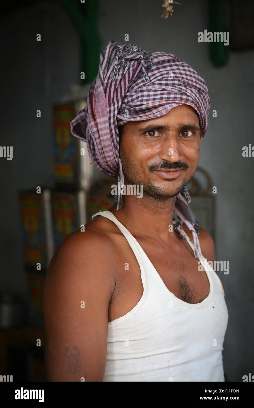 Lavoratore bengalese con turbante in Kolkata, India Foto Stock