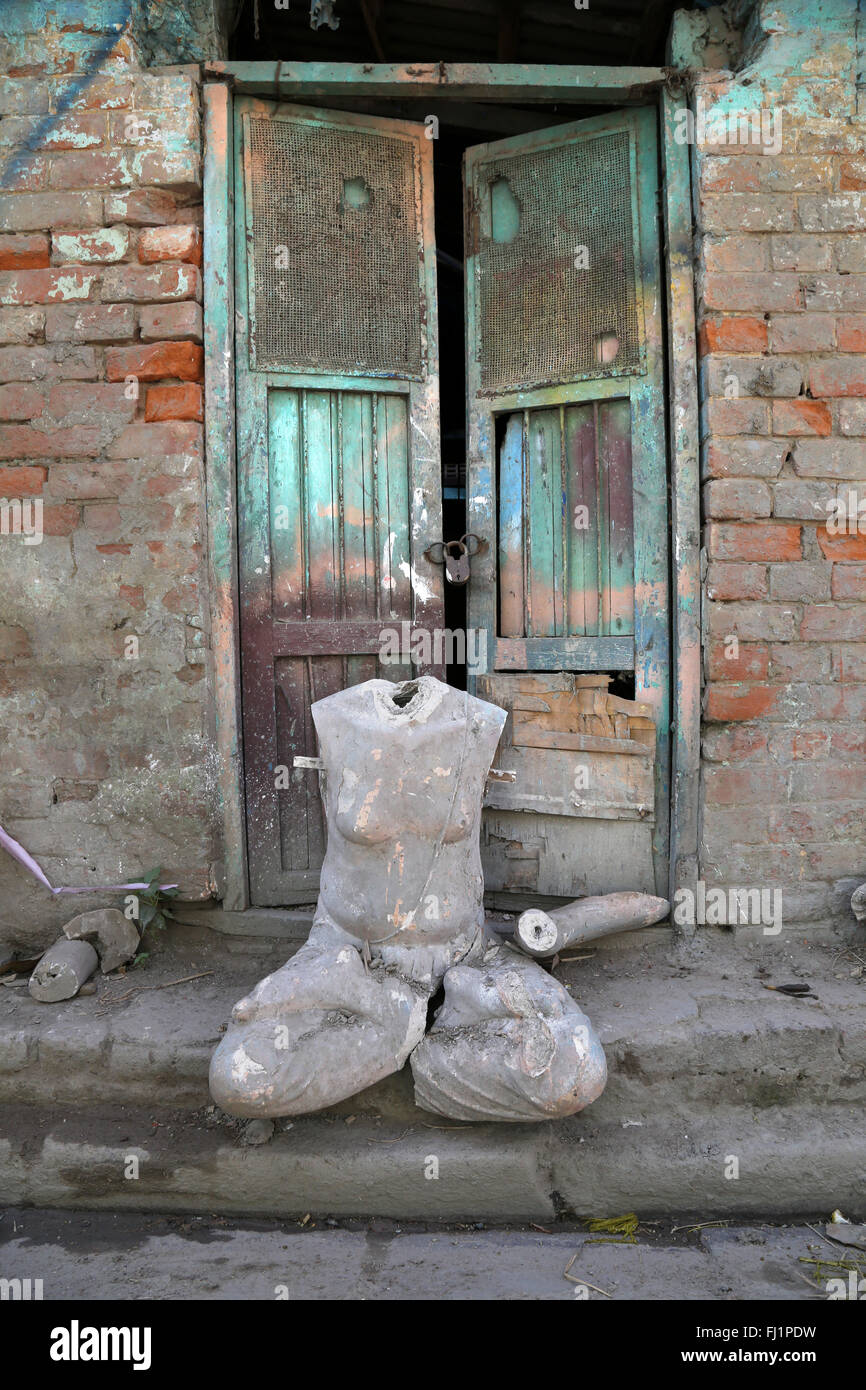 Paglia e fango divinità Indù decapitati statua fatta nel distretto di Kumartuli, Calcutta, per Puja indù e celebrazioni Foto Stock