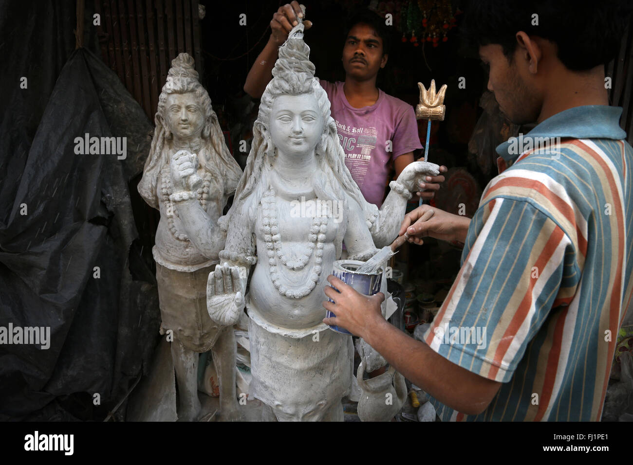 Paglia e fango Lors indù Shiva statue realizzate nel distretto di Kumartuli, Calcutta, per Puja indù e celebrazioni Foto Stock