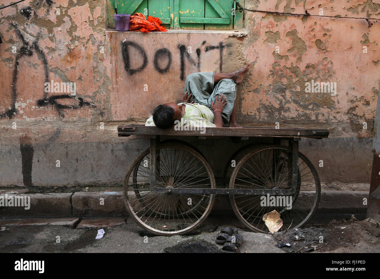 Uomo dorme nelle strade vicino al nuovo mercato in Kolkata , India Foto Stock