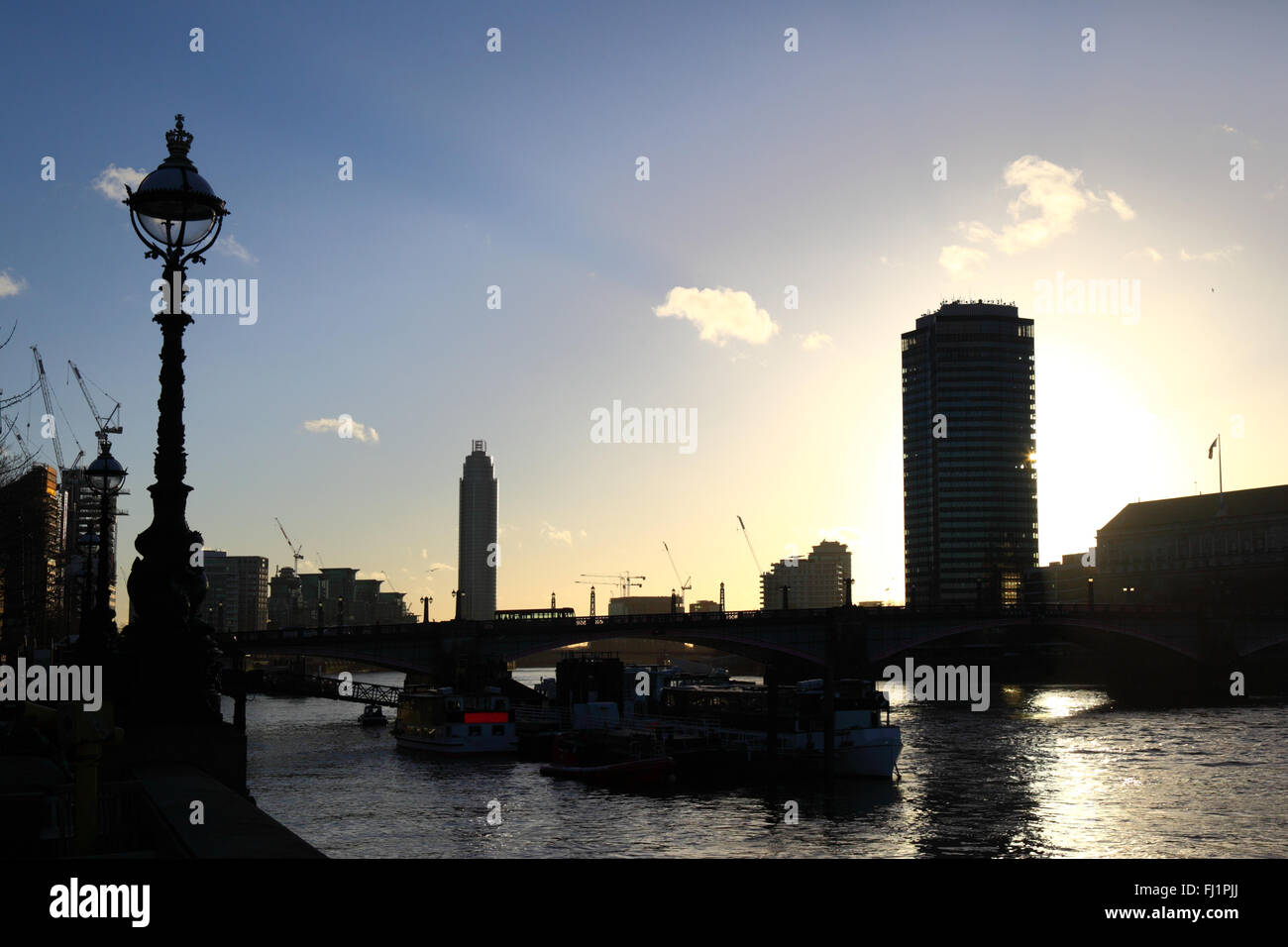 Vista lungo il fiume Tamigi da Westminster Bridge, Millbank Tower (R), Vauxhall / St George Wharf Tower a distanza dal centro di Londra Foto Stock