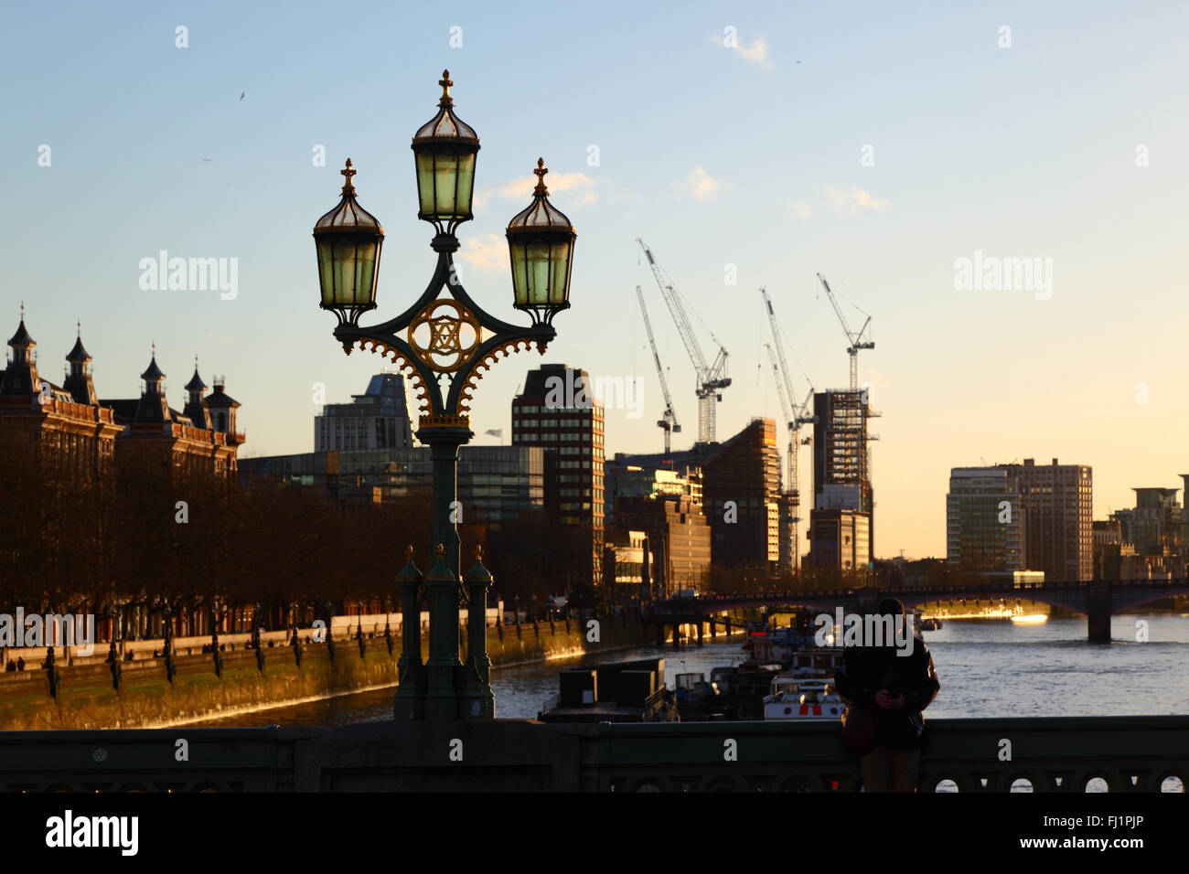 Siti di costruzione e gru su Albert Embankment accanto al fiume Tamigi, visto dal Westminster Bridge, London, England Regno Unito Foto Stock