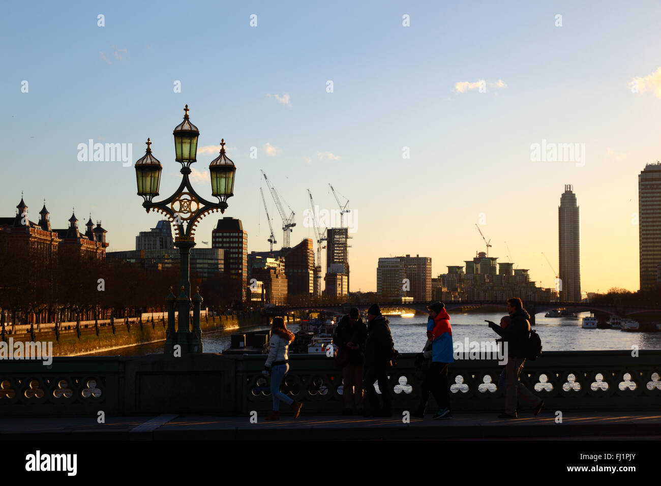 Siti di costruzione e gru su Albert Embankment accanto al fiume Tamigi, visto dal Westminster Bridge, London, England Regno Unito Foto Stock
