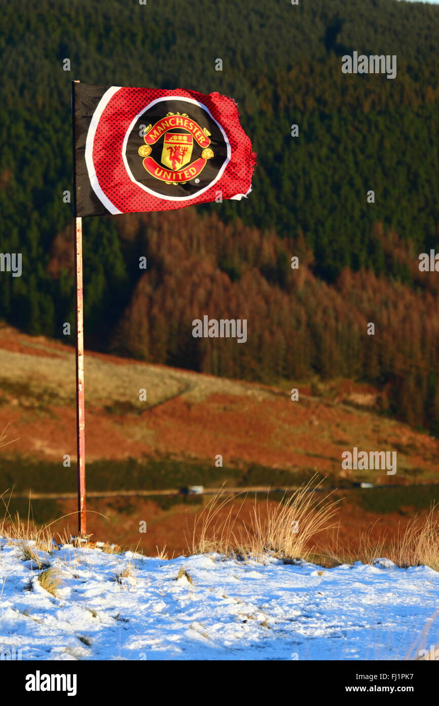 Il Manchester United bandiera nella neve sulla penna Pych collina sopra Rhondda Fawr valley, DI MID GLAMORGAN, GALLES, Regno Unito Foto Stock