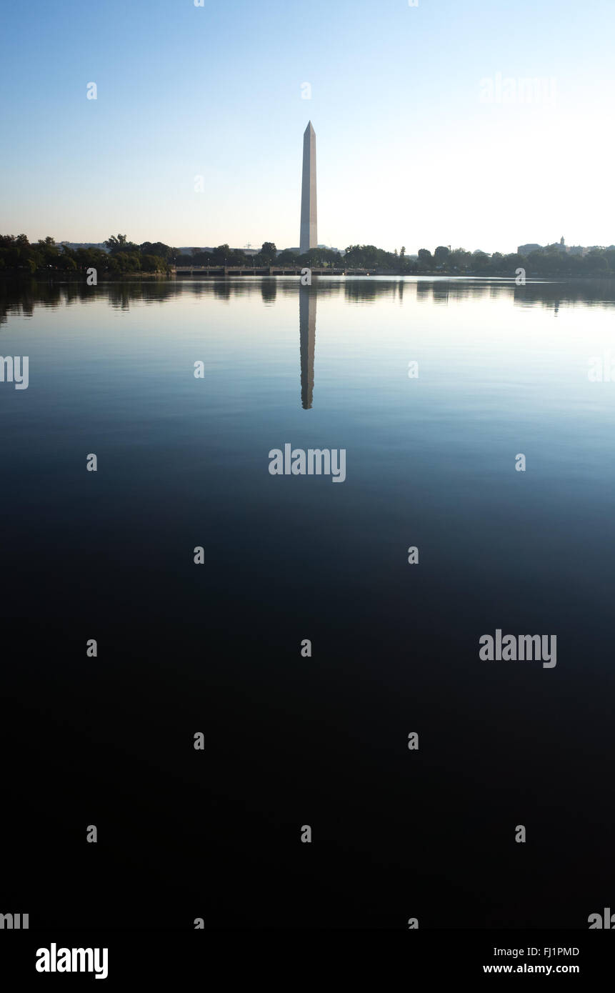 Washington Monument National Mall Washington DC // WASHINGTON DC - il Washington Monument si trova in cima al National Mall. Completato nel 1884, questo imponente obelisco, progettato da Robert Mills, onora George Washington. Con i suoi 555 piedi, 1/8 pollici, era l'edificio più alto del mondo al suo completamento. Foto Stock