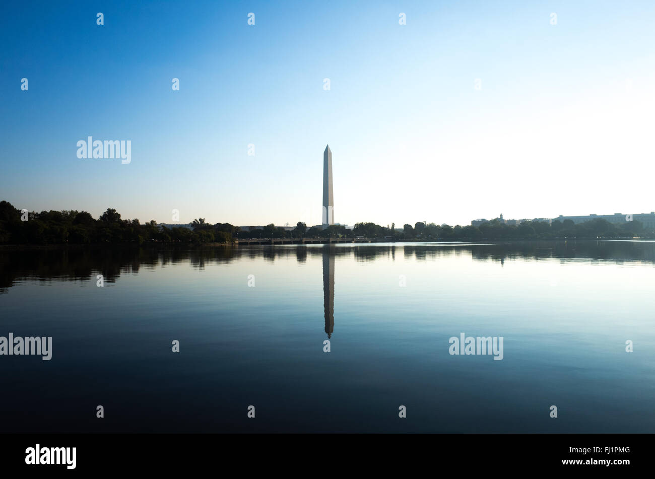 Washington Monument National Mall Washington DC // WASHINGTON DC - il Washington Monument si trova in cima al National Mall. Completato nel 1884, questo imponente obelisco, progettato da Robert Mills, onora George Washington. Con i suoi 555 piedi, 1/8 pollici, era l'edificio più alto del mondo al suo completamento. Foto Stock