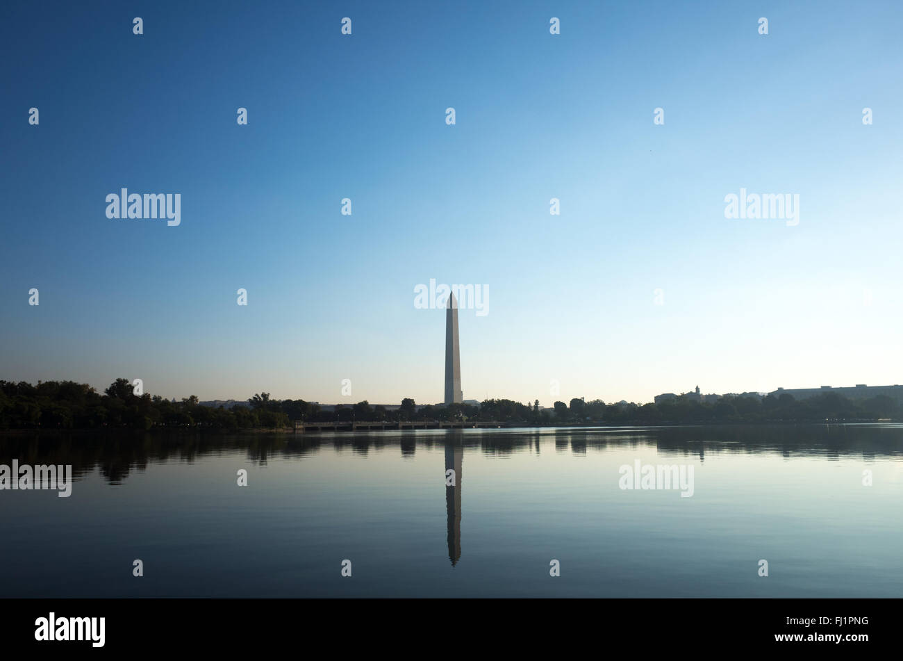 Washington Monument National Mall Washington DC // WASHINGTON DC - il Washington Monument si trova in cima al National Mall. Completato nel 1884, questo imponente obelisco, progettato da Robert Mills, onora George Washington. Con i suoi 555 piedi, 1/8 pollici, era l'edificio più alto del mondo al suo completamento. Foto Stock