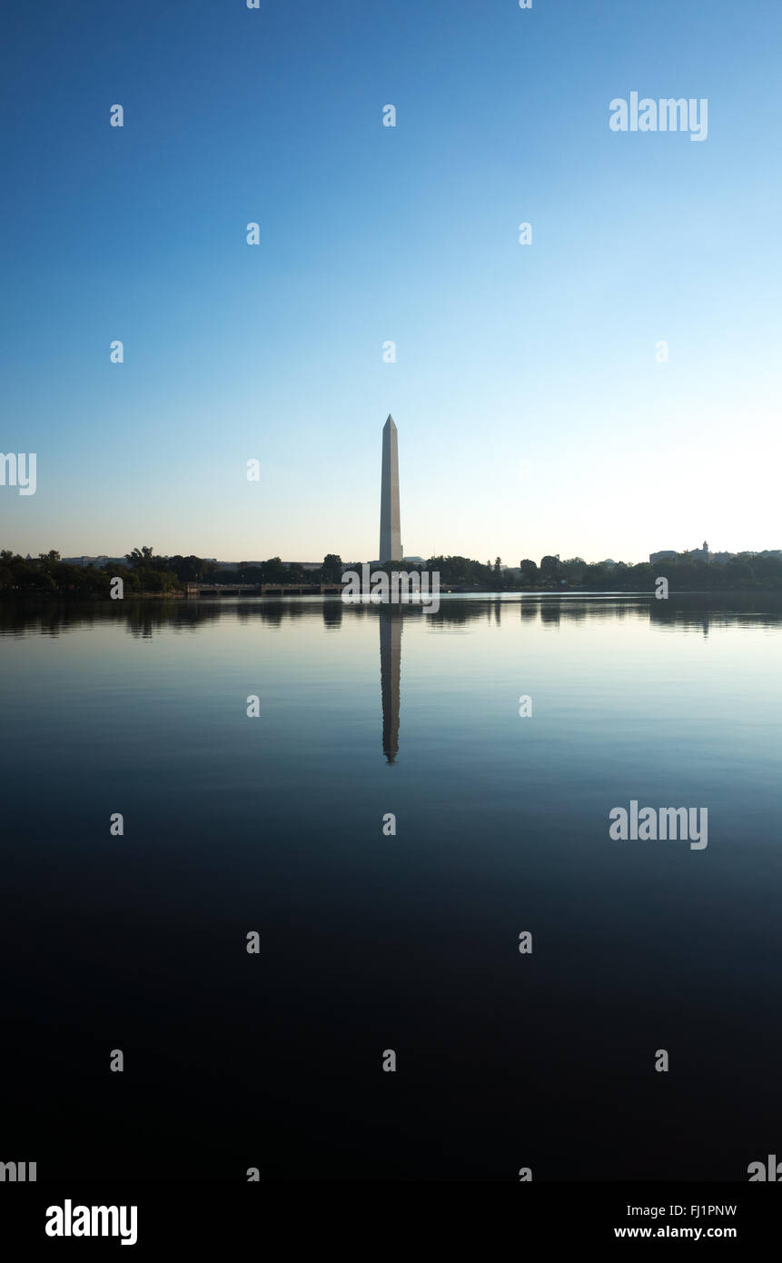 Washington Monument National Mall Washington DC // WASHINGTON DC - il Washington Monument si trova in cima al National Mall. Completato nel 1884, questo imponente obelisco, progettato da Robert Mills, onora George Washington. Con i suoi 555 piedi, 1/8 pollici, era l'edificio più alto del mondo al suo completamento. Foto Stock
