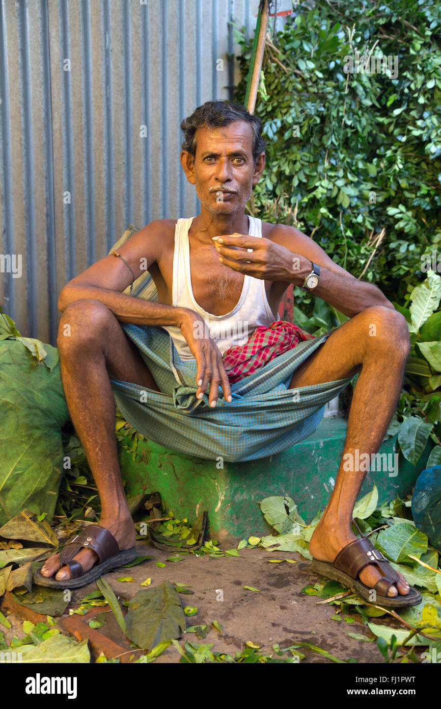 Venditore di fiori bere il tè chaï in corrispondenza di Mullick ghat il mercato dei fiori in Kolkata , India Foto Stock