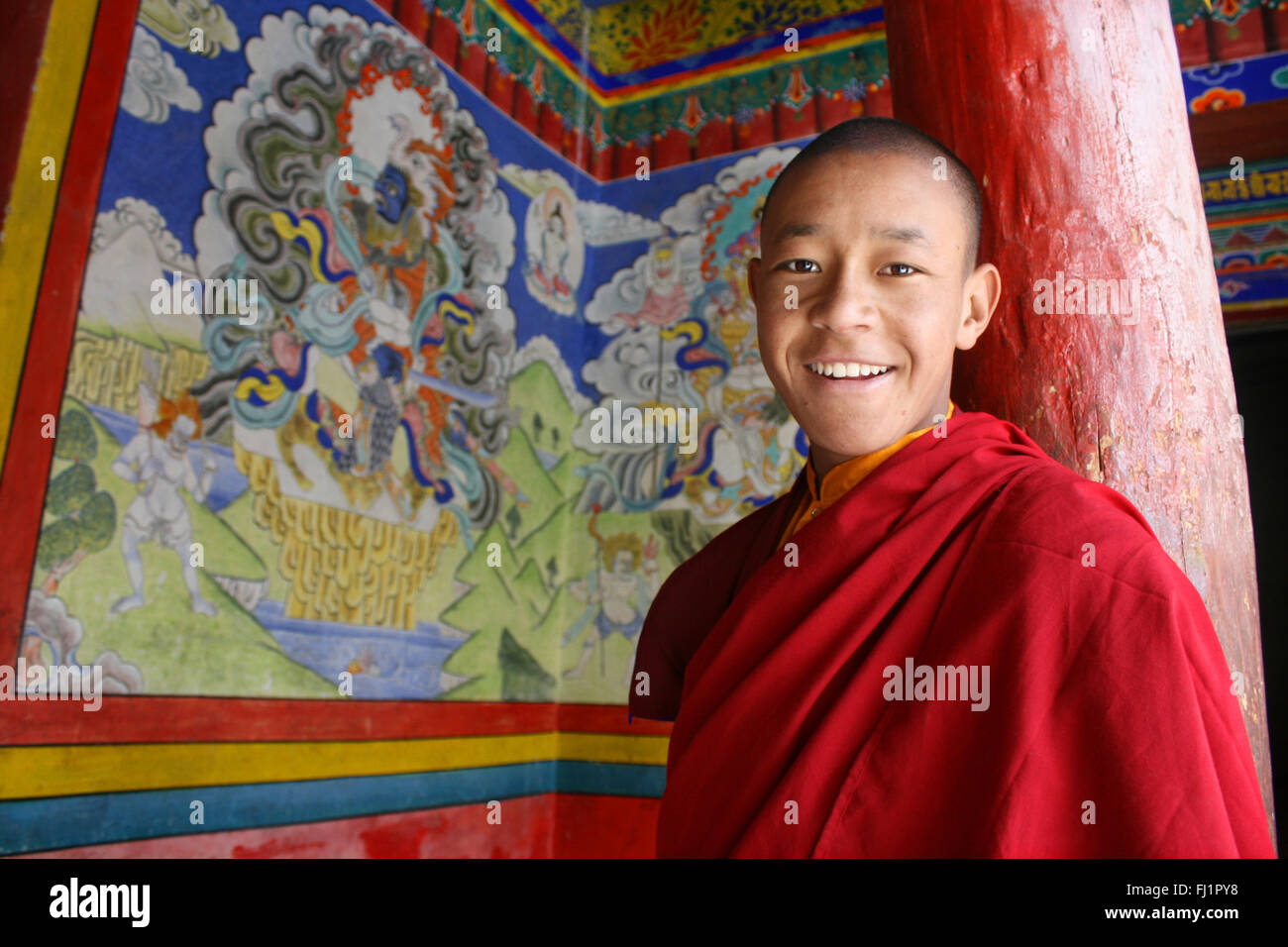 Sorridente monaco buddista novizio nel monastero di Hemis , Ladakh, India Foto Stock
