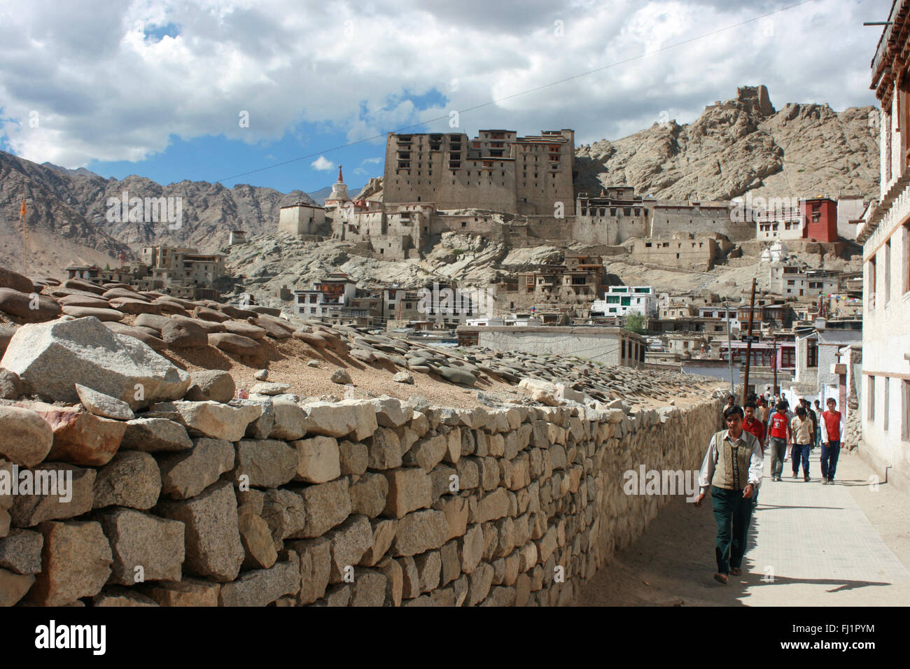 Parte vecchia di Leh, ladakh, India, con il fort di Leh sul retro Foto Stock