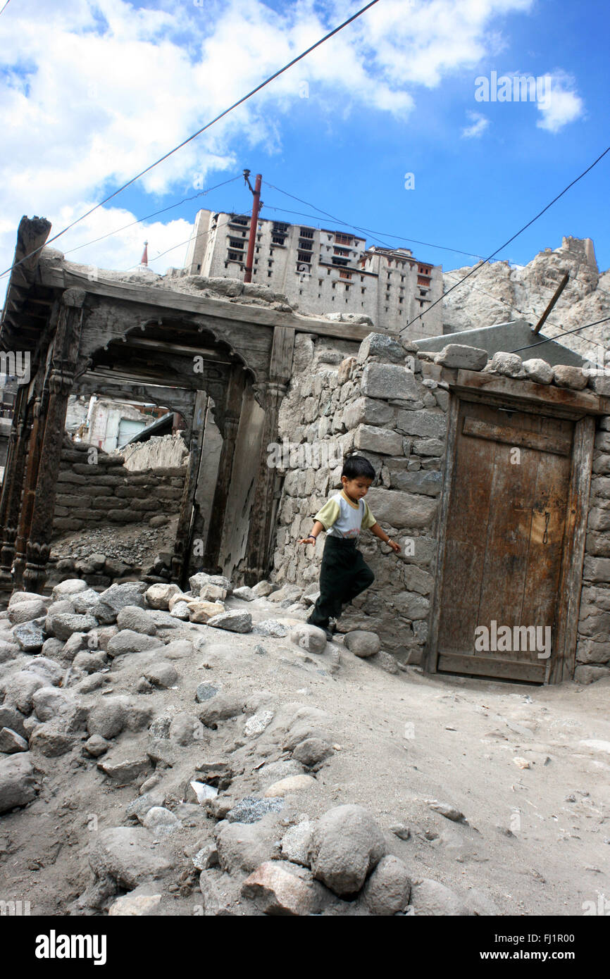 Architettura per le strade della città vecchia di Leh , Ladakh , India Foto Stock