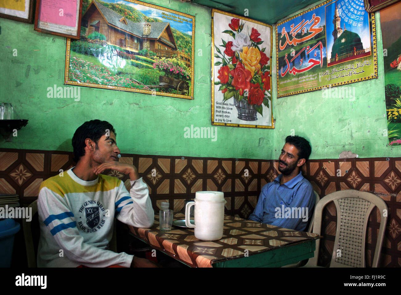 Due uomini del Kashmir sta parlando all'interno di un ristorante di Leh, Ladakh, India Foto Stock