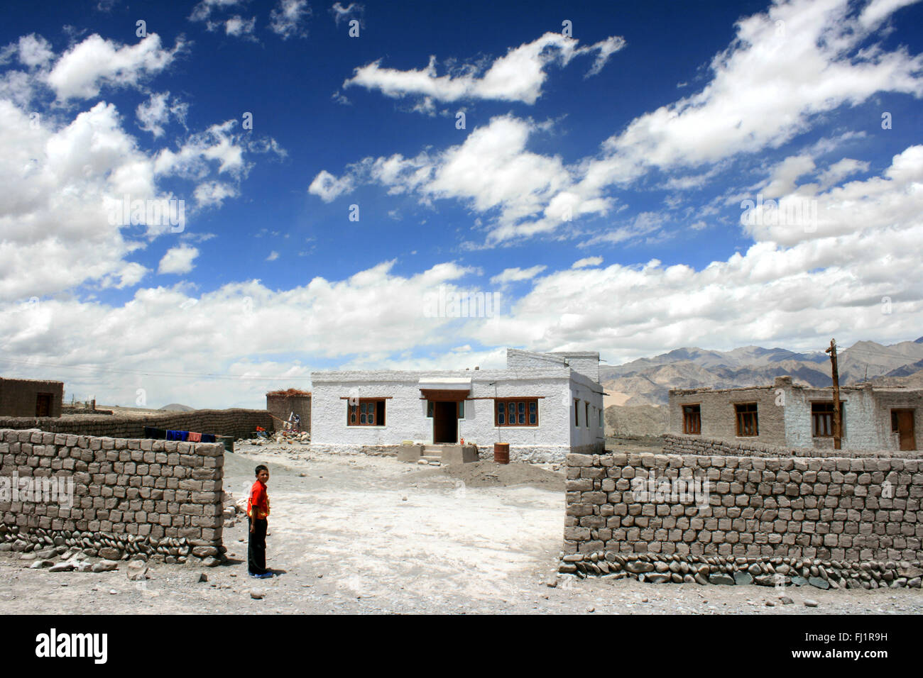 Tradizionale casa semplice in Ladakh , India (architettura e paesaggio della valle di Indus) Foto Stock