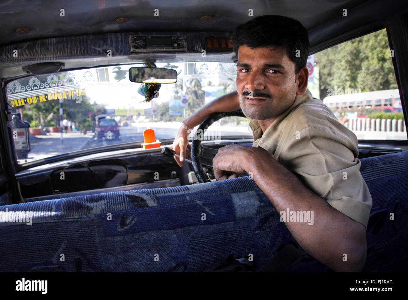 Taxi cab driver a Mumbai in India Foto Stock