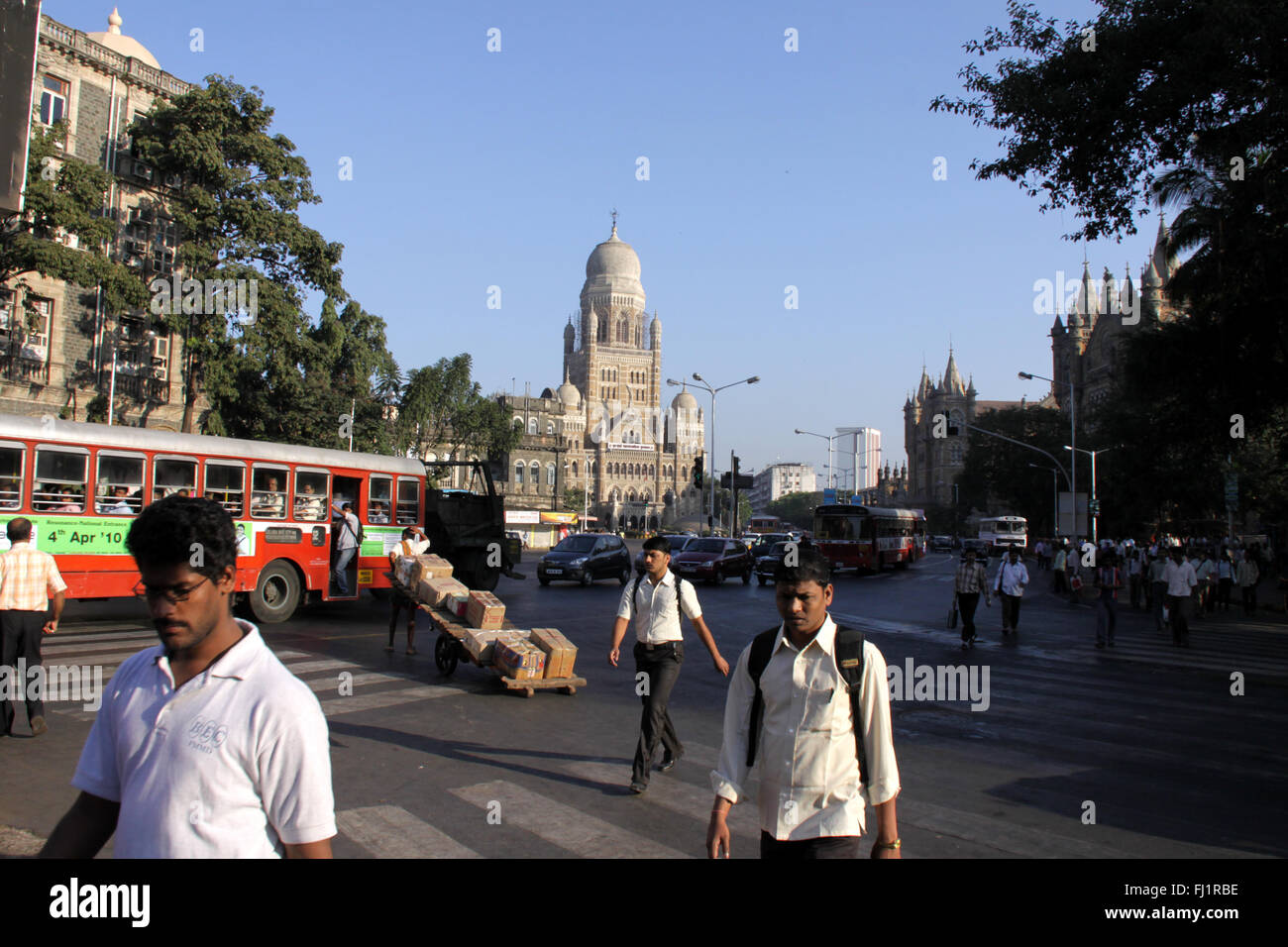 Strada di Mumbai con Victoria CST monumento del terminale sul retro , India Foto Stock