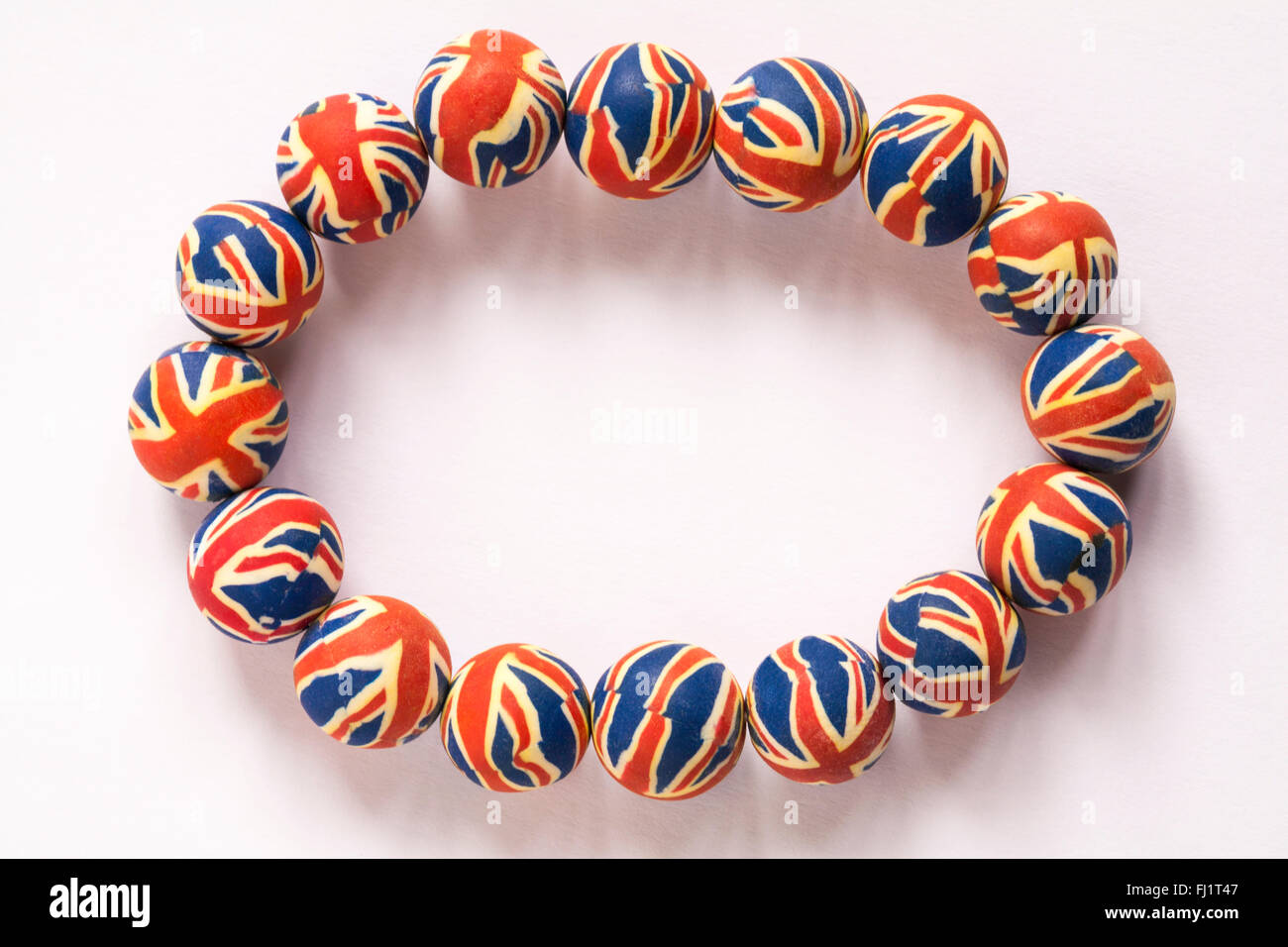 Bracciale con Union Jacks su isolato su sfondo bianco - concetto di patriottismo patriottico Foto Stock