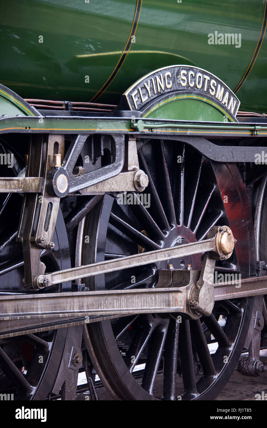 L'A3 motore di vapore Flying Scotsman presso il Museo Nazionale delle Ferrovie di York essendo pulito dopo un viaggio da Londra Foto Stock