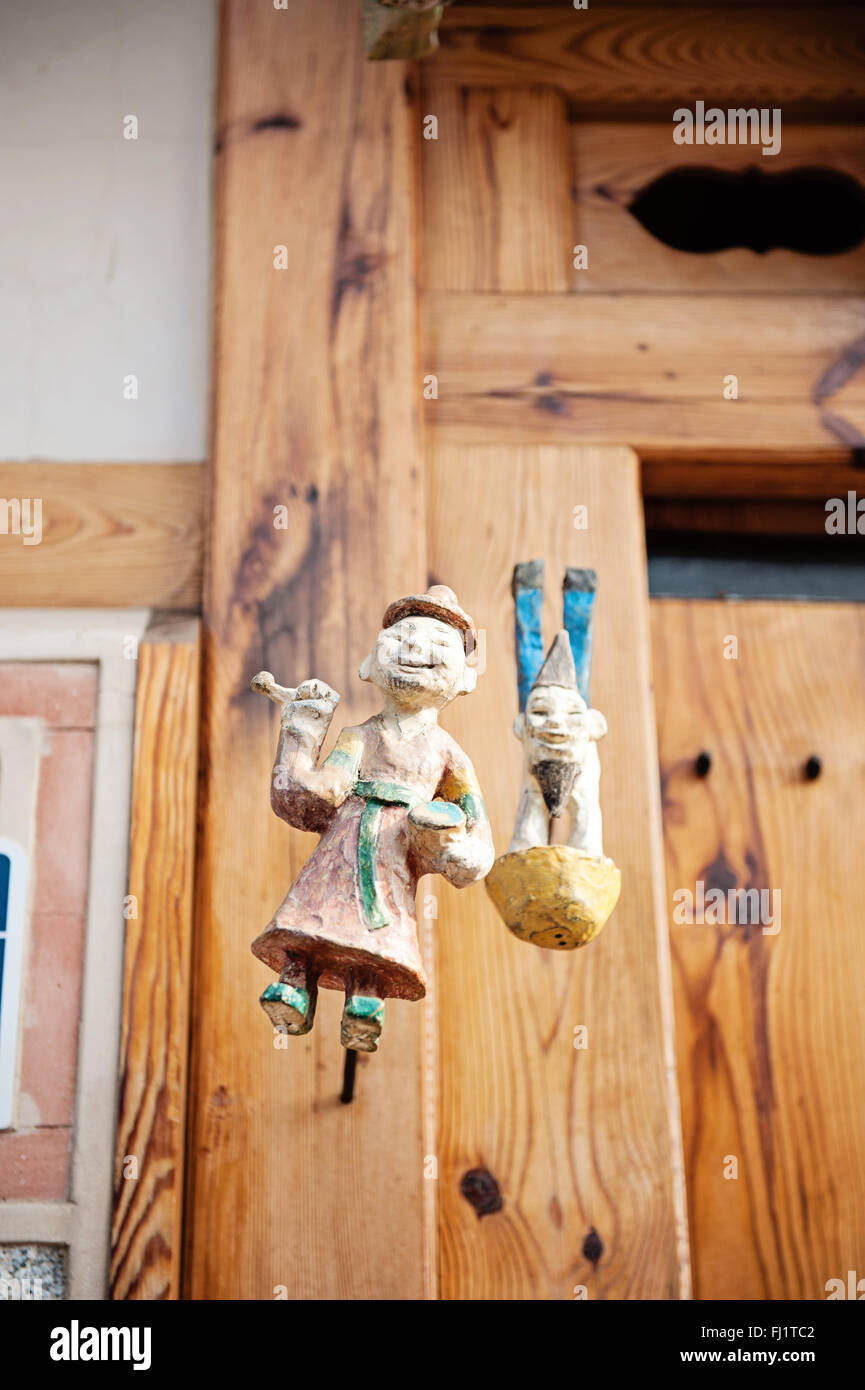 Figurine sospesi dal tetto a Seul Foto Stock