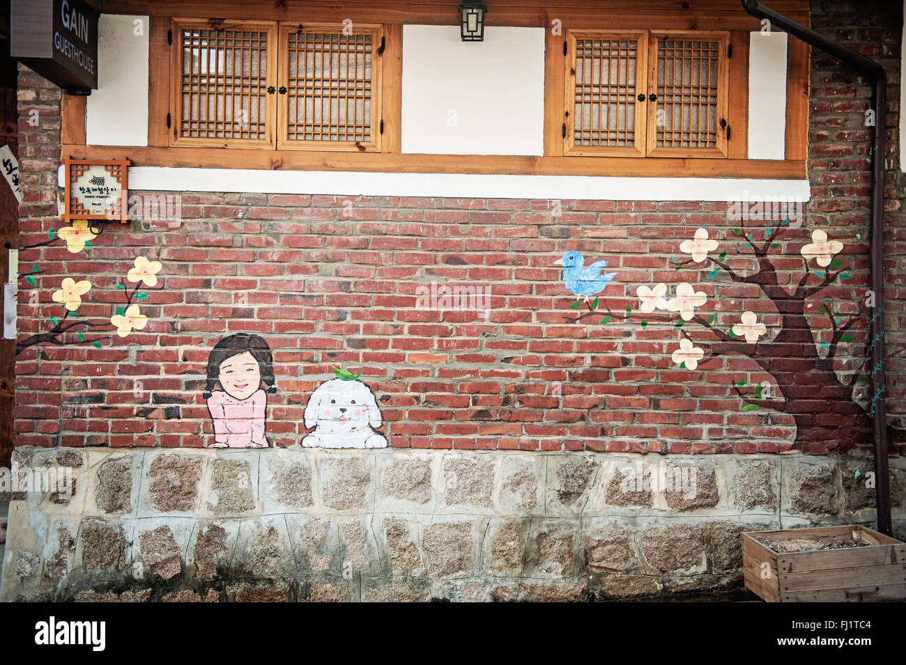 Murale su una parete di Bukchon Hanok Village, Seoul, Corea del Sud Foto Stock