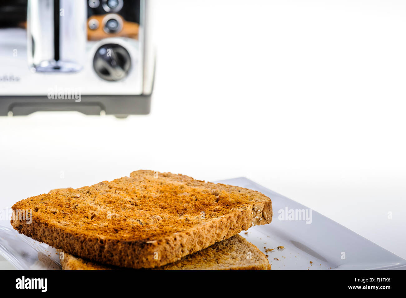 Appena due fette di pane tostato in attesa di essere preventivamente imburrato. Foto Stock Appena due fette di pane tostato in attesa di essere preventivamente imburrato. Foto Stock