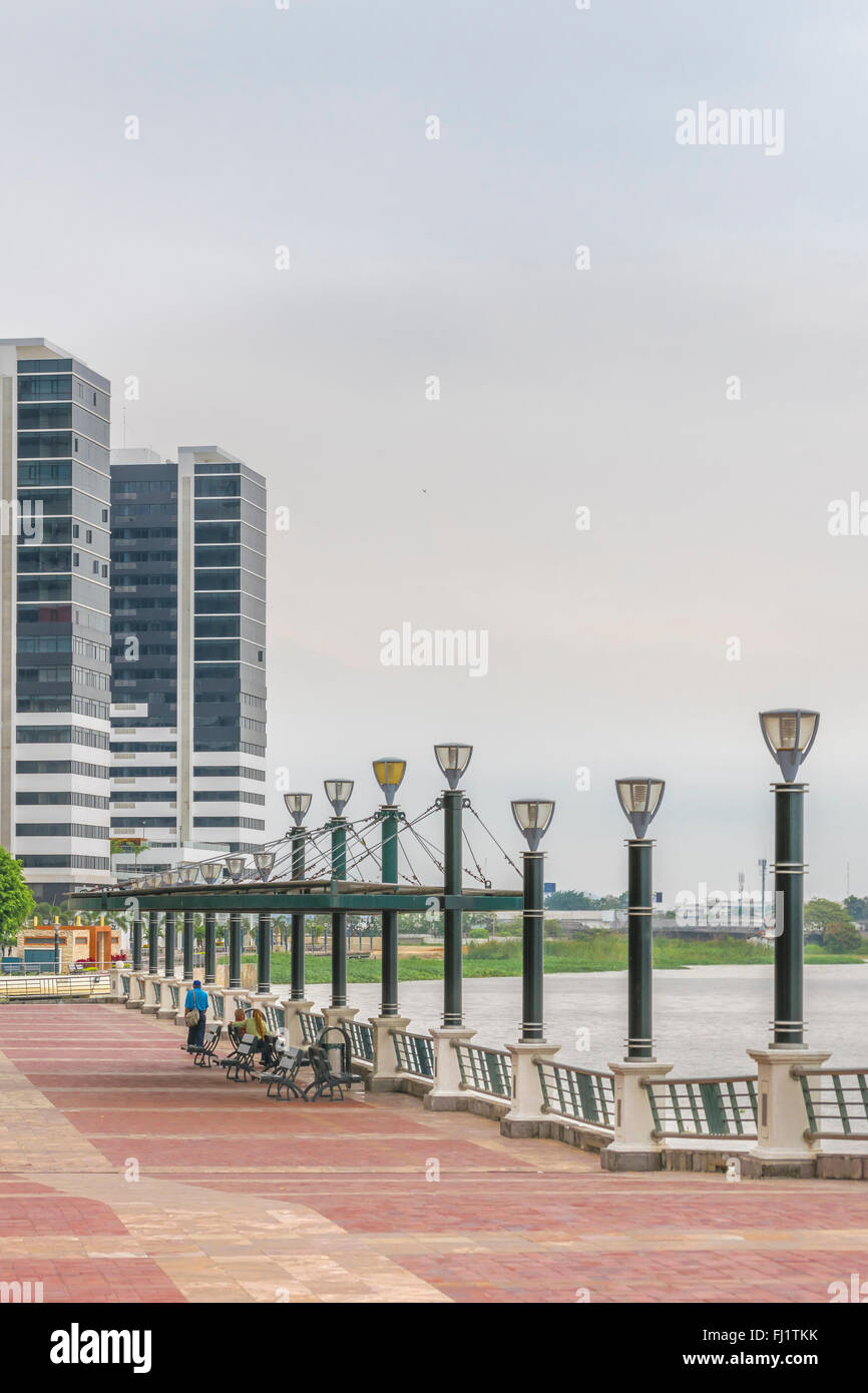 GUAYAQUIL, ECUADOR, ottobre - 2015 - edifici moderni e boardwalk nella parte anteriore del fiume Guayas a Puerto Santa Ana in Guayquil Foto Stock