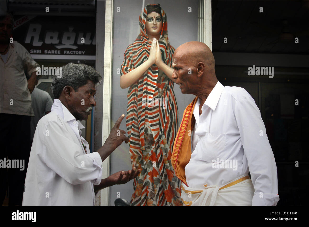 Due uomini sostengono in una strada di Varanasi, India Foto Stock