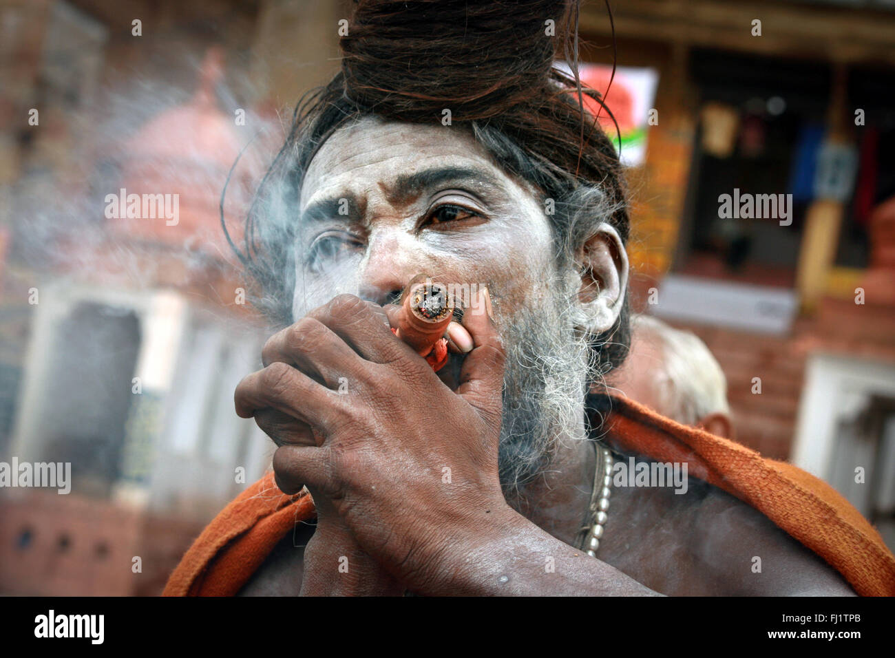 Uomo che fuma chilum immagini e fotografie stock ad alta