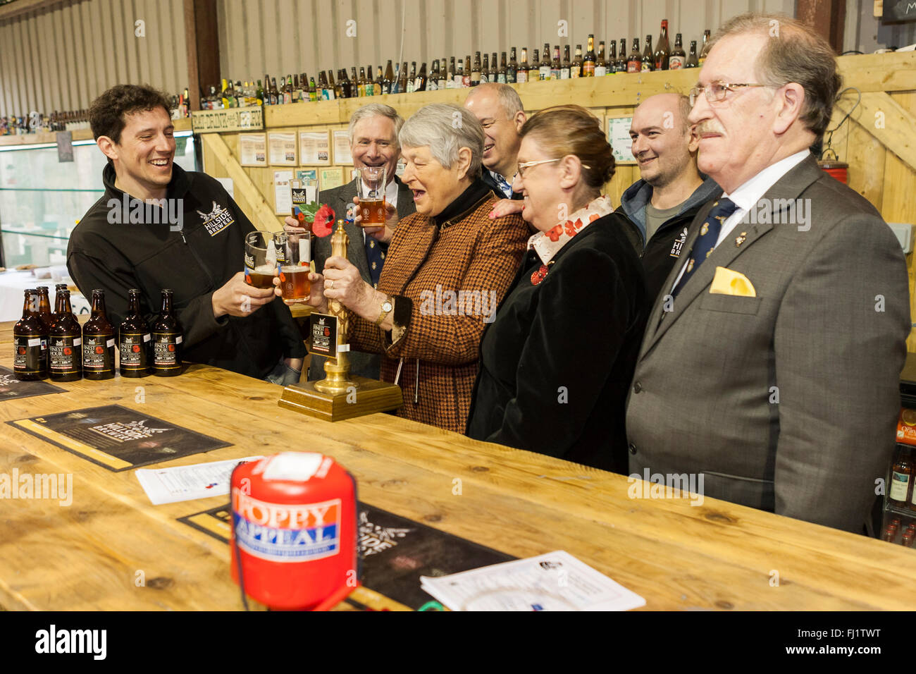 A Longhope, Gloucestershire, UK. 28 Feb, 2016. Gloucestershire Lord-Lietenant Dame Janet Trotter DBE è ospite d'onore in occasione del lancio di una nuova birra artigianale denominata "Finest Hour' in onore del Royal British Legion appello di papavero e la camra Gloucester la birra di primavera il Festival che si terrà in aprile. Credito: David Broadbent/Alamy Live News Foto Stock